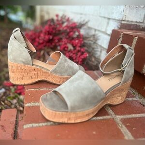 🆕‎ Lisa Vicky Brand Women's Greenish gray Wedge Sandals.
